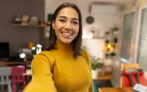 Background Clues in Selfies