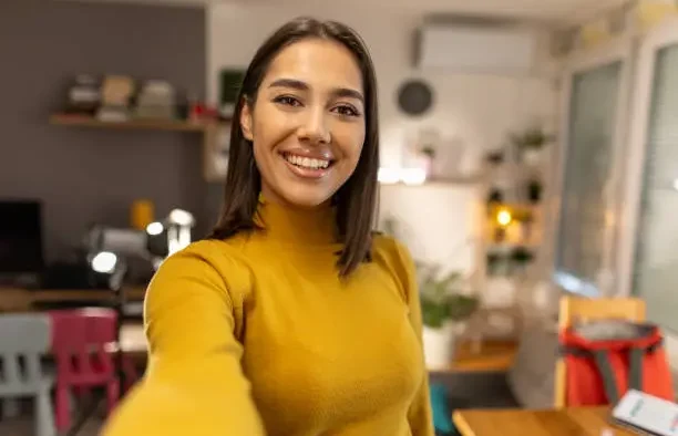 Background Clues in Selfies